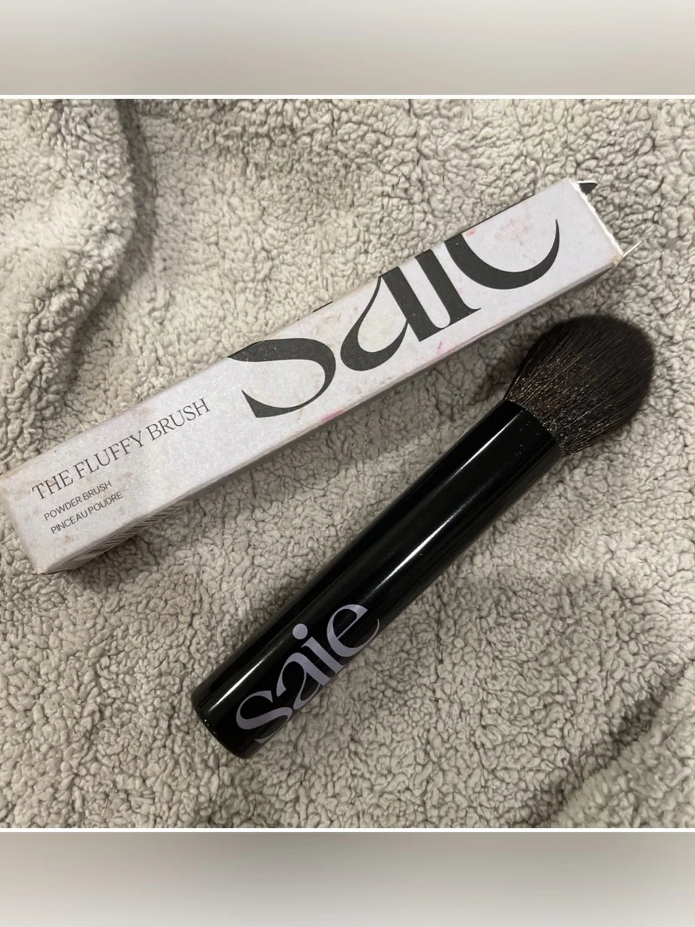Saie The Fluffy Brush Soft, Multi-Use Pressed Loose Powder Brush New Damaged Box